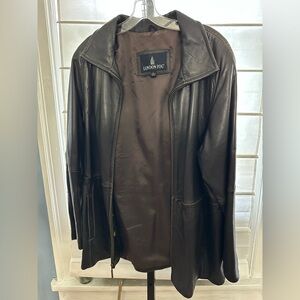 L-London Fog’s chocolate, brown leather jacket,classic style.EXCELLENT Condition